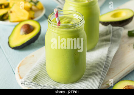 Gesunde hausgemachte Avocado Smoothie mit Spinat Ananas und Joghurt Stockfoto