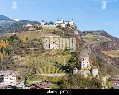 Kloster Säben und Branzoll Burg in der Nähe von Klausen im Eisacktal im Herbst. Mitteleuropa, Südtirol, Italien (großformatige Größen erhältlich) Stockfoto