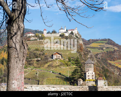 Kloster Säben und Branzoll Burg in der Nähe von Klausen im Eisacktal im Herbst. Mitteleuropa, Südtirol, Italien (großformatige Größen erhältlich) Stockfoto