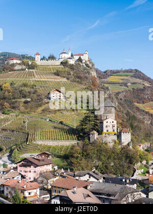 Kloster Säben und Branzoll Burg in der Nähe von Klausen im Eisacktal im Herbst. Mitteleuropa, Südtirol, Italien (großformatige Größen erhältlich) Stockfoto