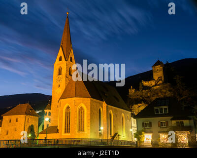 Klausen (Chiusa), die Altstadt und die Hallenkirche im Eisacktal im Herbst. Hintergrund-Burg Branzoll. Mitteleuropa, Südtirol, Italien (großformatige Größen erhältlich) Stockfoto