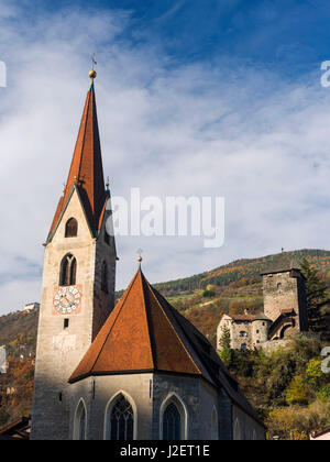 Klausen (Chiusa), die Altstadt und die Hallenkirche im Eisacktal im Herbst. Hintergrund-Burg Branzoll. Mitteleuropa, Südtirol, Italien (großformatige Größen erhältlich) Stockfoto