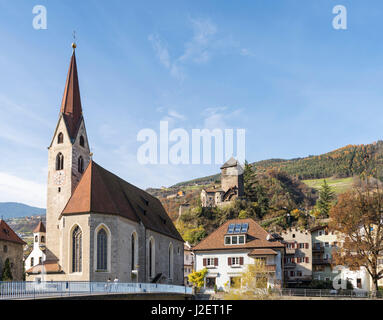 Klausen (Chiusa), die Altstadt und die Hallenkirche im Eisacktal im Herbst. Hintergrund-Burg Branzoll. Mitteleuropa, Südtirol, Italien (großformatige Größen erhältlich) Stockfoto