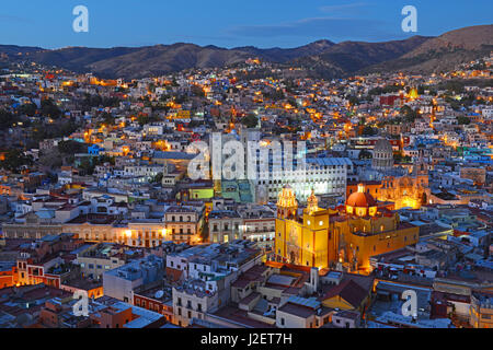 Die bunte Skyline von Guanajuato Stadt bei Nacht, Mexiko. Stockfoto