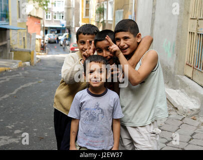Türkische Jungs in einer Straße in Istanbul, Türkei Stockfoto