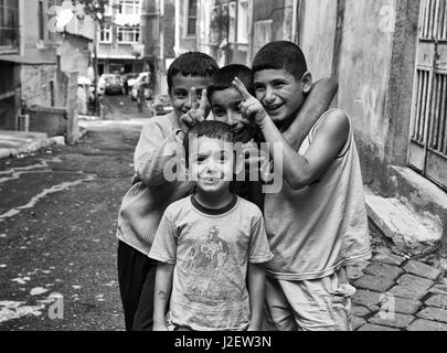 Türkische Jungs in einer Straße in Istanbul, Türkei Stockfoto