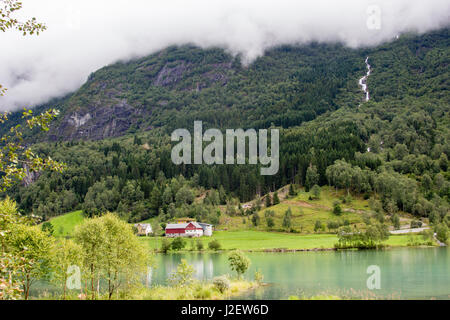 Wasserfall. Gebäude. Architektur. Olden. Norwegen. Stockfoto