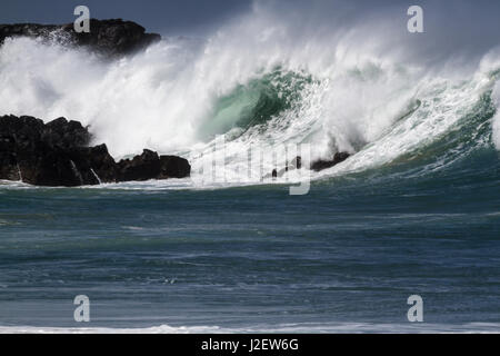 Ocean Wave krachend gegen die Felsen am Waimea Bay an der Nordküste von Oahu Hawaii Stockfoto