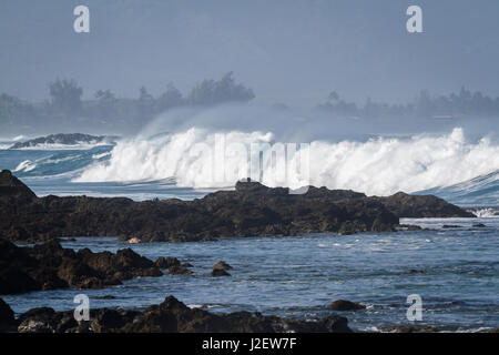 Ocean Wave krachend gegen die Felsen am Waimea Bay an der Nordküste von Oahu Hawaii Stockfoto