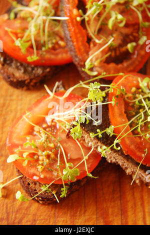 Sandwiches mit Hanf Butter und Tomaten auf Tisch Stockfoto