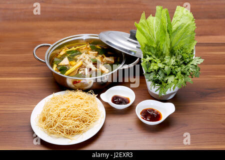 Vorbereiteten heißen Topf Rindfleisch mit Kohl, Pasta und Fisch-sauce Stockfoto