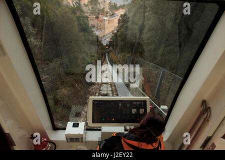 Der Blick aus dem Inneren der Seilbahn nach unten in Richtung der Benediktiner-Kloster von Montserrat am Stadtrand von Barcelona, Spanien Stockfoto