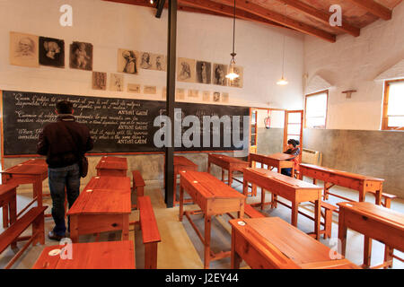 Eine Erholung von der Art der Klassenzimmer Antoni Gaudi würde in studiert haben, in der Schule, auf dem Gelände der Sagrada Familia in Barcelona, Spanien Stockfoto