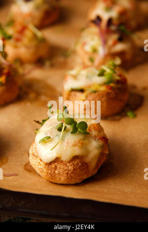 Gebratene Pilze mit Corizo und Mozzarella-Käse Stockfoto