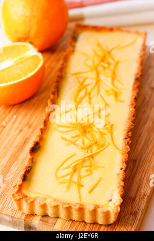 Kuchen und Kekse mit Karotte und Orange auf Holzbrett Stockfoto