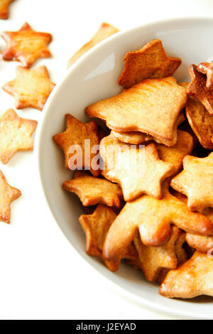 Kuchen und Kekse mit sternförmig auf Schüssel weiß Stockfoto