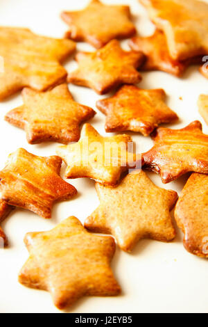 Kuchen und Kekse mit sternförmig auf weißem Hintergrund Stockfoto