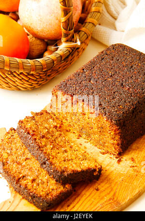 Karottenkuchen aus Erbsenmehl auf Holzbrett Stockfoto