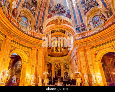 Glasmalerei, königliche Basilika von San Francisco el Grande, Madrid, Spanien. Basilika in der zweiten Hälfte des 1700 s, ergänzt durch Francisco Sabatini gestaltet. Stockfoto