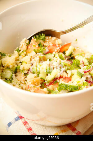 Couscous-Salat mit Reis und Gurken in Schüssel weiß Stockfoto