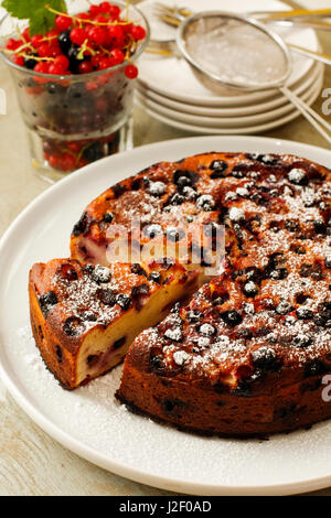 Ricotta-Käsekuchen mit Beeren auf weiße Schale Stockfoto