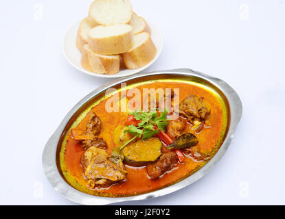 Curry-Suppe von Ziegenfleisch mit Brot auf weißem Hintergrund Stockfoto