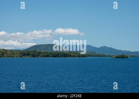 Melanesien, Papua Neu Guinea, Dobutamin Insel. Vulkanischen Küste Blick auf PNG mit ruhenden Caldera. (Großformatige Größen erhältlich) Stockfoto