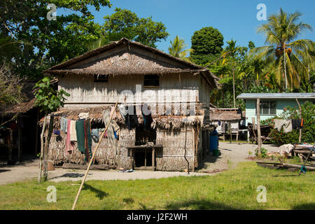 Melanesien, Papua Neu Guinea, Dobutamin Insel. Typisches Dorf strohgedeckten Hause. (Großformatige Größen erhältlich) Stockfoto