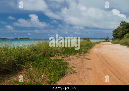 Französisch-Polynesien, Austral-Inseln Raivavae. Nur die Straße rund um die Insel, unbefestigte Straße. Stockfoto