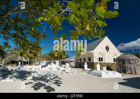 Cook-Inseln. Palmerston Insel. Aktuelle Bevölkerung von 62 Personen, alle Nachkommen von William Marsters (aka Meister). "Main Street" neue Kirche und Familie Friedhof Marsters. Stockfoto