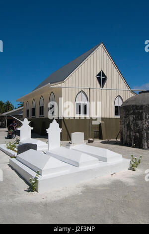 Cook-Inseln. Palmerston Insel. Aktuelle Bevölkerung von 62 Personen, die die Insel zu besitzen, sind alle Nachkommen von William Marsters (aka Meister). "Main Street" - neue Kirche und Familie Friedhof Marsters. Stockfoto
