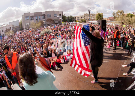 Eine amerikanische Flagge ist entfaltet vor der Menge auf den Januar 2017, Anti-Trump Frauen März in Santa Ana, Kalifornien. Stockfoto