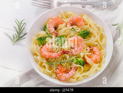 Pasta mit Garnelen und Brokkoli. Gesunde Ernährung-essen-Konzept. Stockfoto