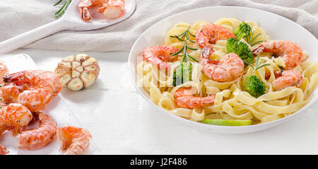 Pasta mit Garnelen und Brokkoli. Gesunde Ernährung-Konzept. Stockfoto