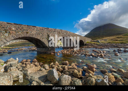 Die Sligachan-Brücke ist ein historisches Wahrzeichen und Sehenswürdigkeit oder die Isle Of Skye in Schottland. Von der Brücke aus haben Sie einen guten Blick auf den schwarzen Bergen Cullins Stockfoto