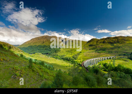 Das Glenfinnan-Viadukt, Baujahr 1898, ist als eingleisige Eisenbahnbrücke über das Tal und den Fluss gebaut. Die große Wende ist notwendig, den Zug von einem Hügel auf einem anderen Hügel führen, die die Brücke in verschiedenen Filmen wie Harry Potter verwendet worden ist. Stockfoto