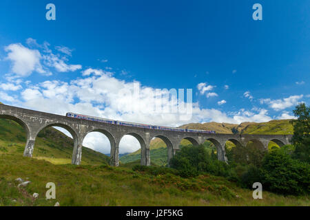 Das Glenfinnan-Viadukt, Baujahr 1898, ist als eingleisige Eisenbahnbrücke über das Tal und den Fluss gebaut. Die große Wende ist notwendig, den Zug von einem Hügel auf einem anderen Hügel führen, die die Brücke in verschiedenen Filmen wie Harry Potter verwendet worden ist. Stockfoto