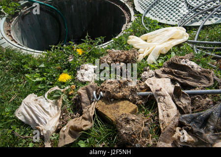 Freimachende septischen System. Reinigung und entsperren Abfluss voller Einwegtücher und andere nicht biologisch abbaubaren Produkten. Stockfoto