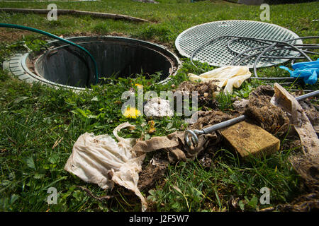 Freimachende septischen System. Reinigung und entsperren Abfluss voller Einwegtücher und andere nicht biologisch abbaubaren Produkten. Stockfoto