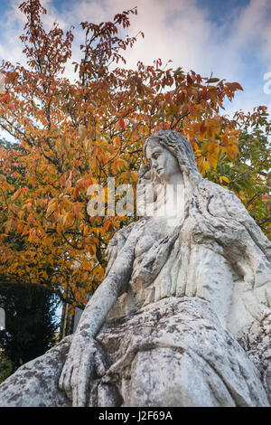 Deutschland, Rheinland-Pfalz, St. Goarhausen, The Loreley Rock Aussichtspunkt, Herbst, Statue der Loreley Meerjungfrau Stockfoto