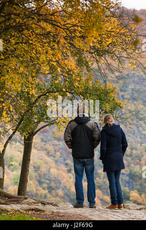 Deutschland, Rheinland-Pfalz, St. Goarhausen, The Loreley Rock Aussichtspunkt, Herbst, Besucher Stockfoto