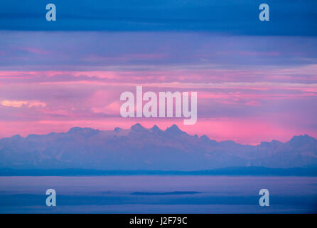 Sonnenaufgang von der Spitze des Berges Lusen im Nationalpark Bayerischer Wald mit den europäischen Alpen am Horizont Hunderte von Kilometern entfernt gesehen Stockfoto