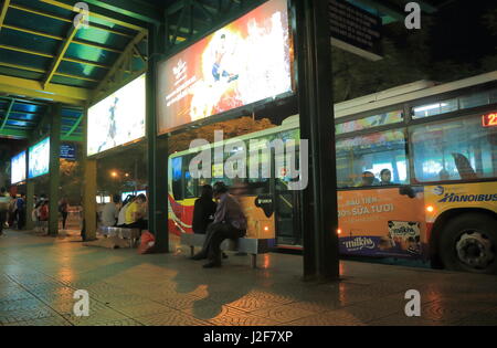 Leute warten auf einen Bus im Long Bien Busbahnhof in Hanoi auf. Stockfoto