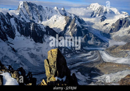 Blick vom Mount Courtes über de Mont-Blanc-Massiv mit den Grandes Jorasses und das weiße Tal (Vallee Blanche) und den Mont Blanc (4810m). deutlich sichtbar der Rückgang der Gletscher aufgrund der globalen Erwärmung. Stockfoto