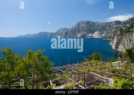 Blick auf Positano von Praiano, beide an der Amalfiküste. Stockfoto