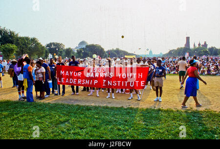 Hunderttausende von Menschen versammeln sich entlang der reflektierenden Pool in der Nähe von Lincoln Memorial zum 20. Jahrestag der 1963 Marsch auf Washington für Arbeitsplätze, Frieden und Freiheit, Washington DC., 27. August 1983. Foto: Mark Reinstein Stockfoto