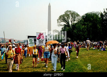 Hunderttausende von Menschen versammeln sich entlang der reflektierenden Pool in der Nähe von Lincoln Memorial zum 20. Jahrestag der 1963 Marsch auf Washington für Arbeitsplätze, Frieden und Freiheit, Washington DC., 27. August 1983. Foto: Mark Reinstein Stockfoto