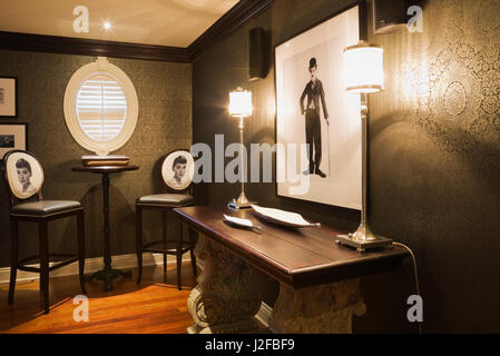 Heimkinoraum mit Vintage Fotos aus Hollywood Stars in der oberen Etage in einem eleganten Landhausstil home eingerichtet Stockfoto