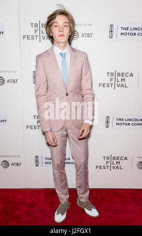 NEW YORK, NY - 24. April 2017: Charlie Plummer besucht 'The Dinner' Premiere bei BMCC Tribeca PAC während 2017 Tribeca Film Festival Stockfoto