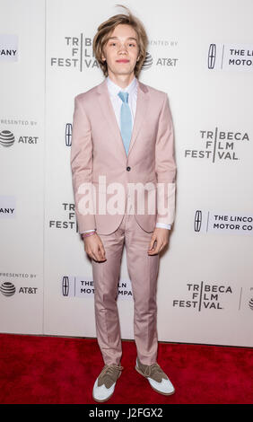 NEW YORK, NY - 24. April 2017: Charlie Plummer besucht 'The Dinner' Premiere bei BMCC Tribeca PAC während 2017 Tribeca Film Festival Stockfoto